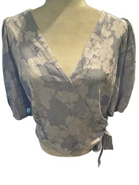 Cotton Banana Republic Light Blue & White Floral Wrap Blouse Summer garden